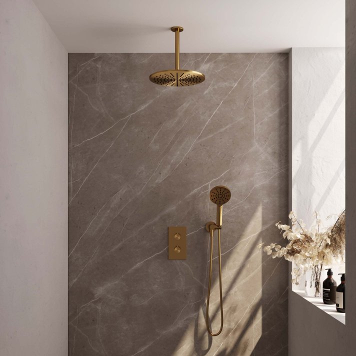 BRAUER Gold Carving thermostatische inbouw regendouche 3-weg omstelling SET 36 met 30 cm douchekop en plafondarm en 3-standen handdouche en doucheslang en wandaansluitbocht goud geborsteld PVD