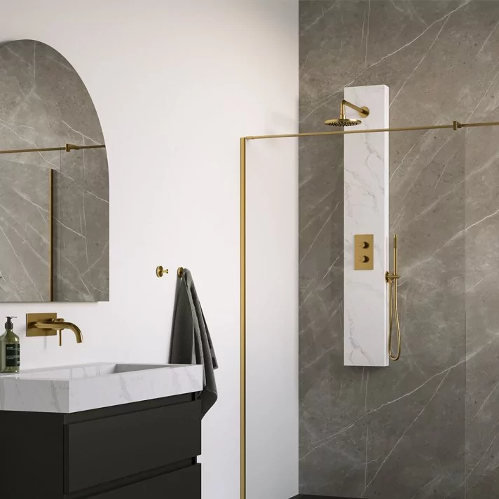BRAUER Gold Edition thermostatisch douchepaneel 2-weg omstelling calacatta gold SET 01 met 20 cm douchekop en gebogen muurarm en staaf handdouche en wandaansluitbocht en doucheslang goud geborsteld PVD