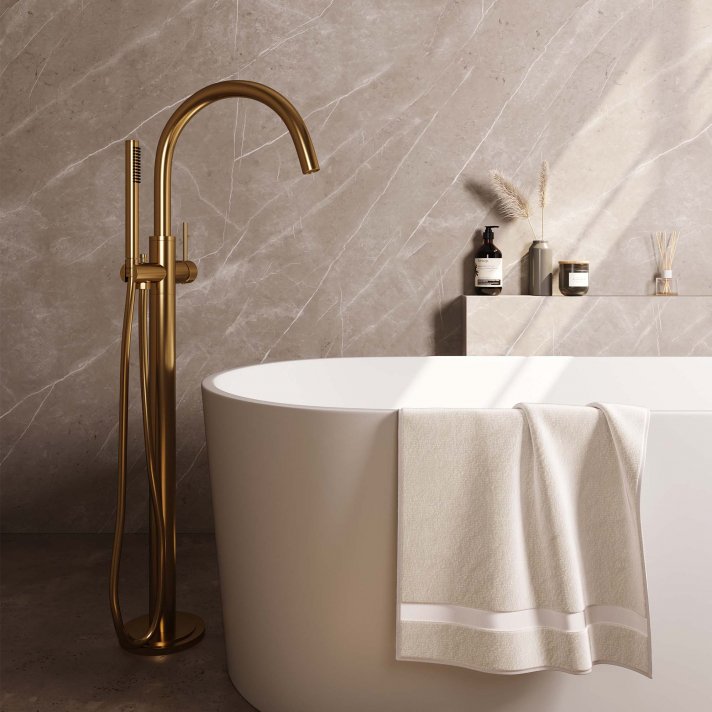 BRAUER Gold Carving vrijstaande badmengkraan SET 01 met staaf handdouche en doucheslang goud geborsteld PVD