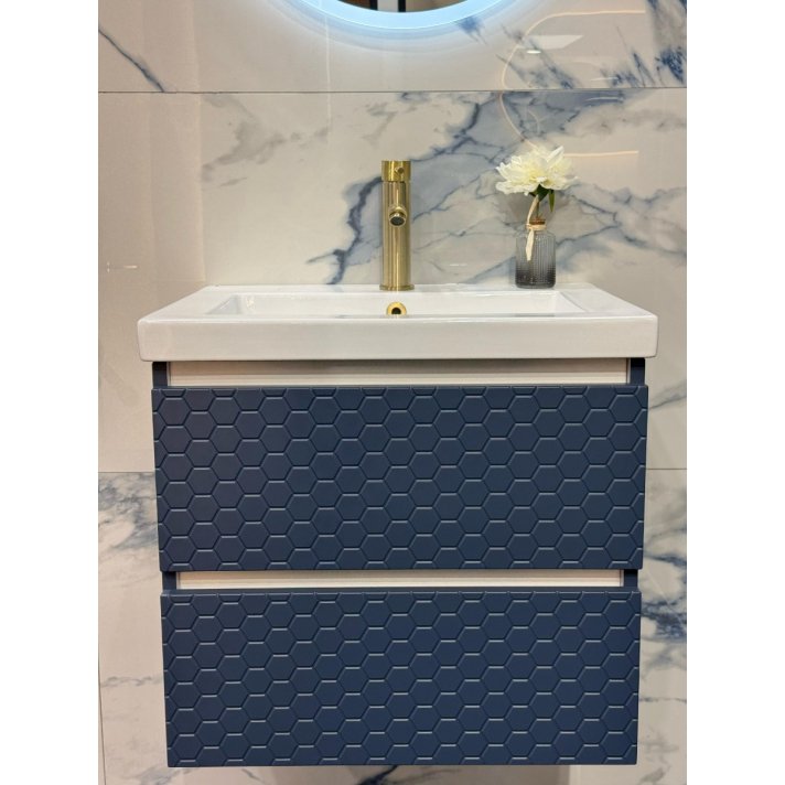 Op=op showroom kansje - twee laden mat blauwe badmeubel onderkast met hexagon relief + keramische lage witte wastafel