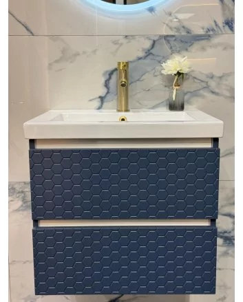Op=op showroom kansje - twee laden mat blauwe badmeubel onderkast met hexagon relief + keramische lage witte wastafel